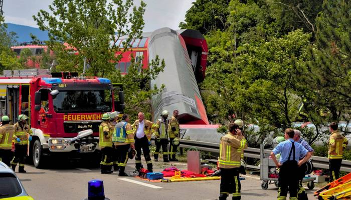 جرمنی میں ٹرین حادثہ، تین ہلاک، 60 زخمی