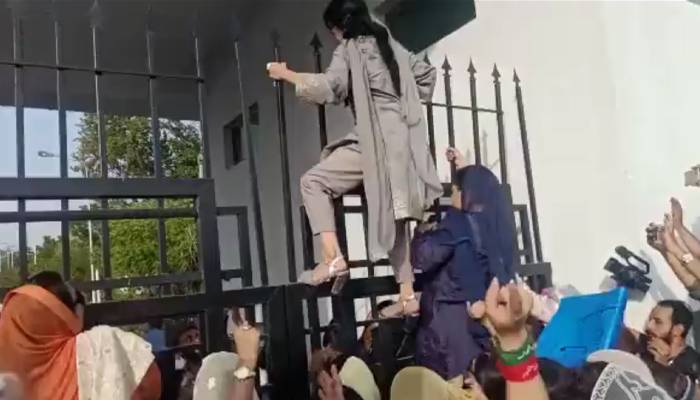 تحریک انصاف خواتین کی پارلیمنٹ پر چڑھائی