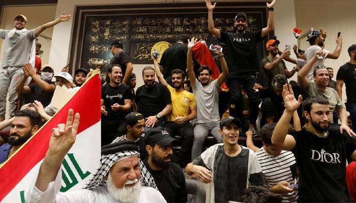 iraqi people rushed to parliament house