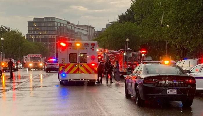 Washington ,people are in serious condition due to lightning strike near the White House