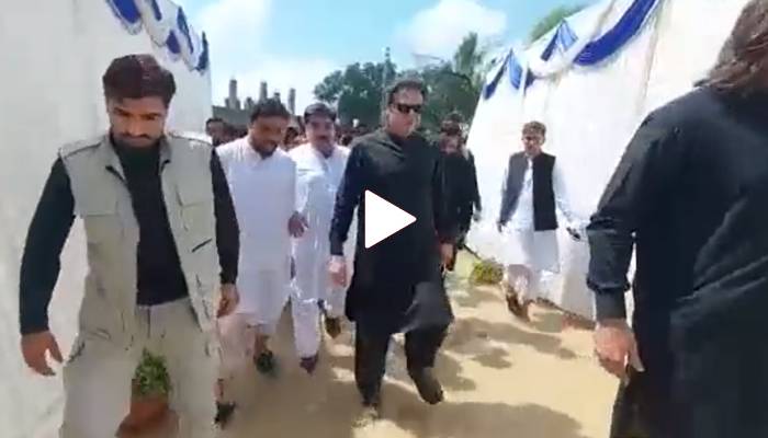 وزیراعلیٰ خیبرپختونخوا اور عمران خان کا سیلاب سے متاثرہ علاقوں کا دورہ