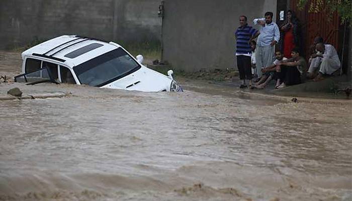 کراچی کے علاقہ گلشن معمار اور نیوکراچی سمیت مختلف علاقوں میں بارش کا سلسلہ جاری ہے۔ 