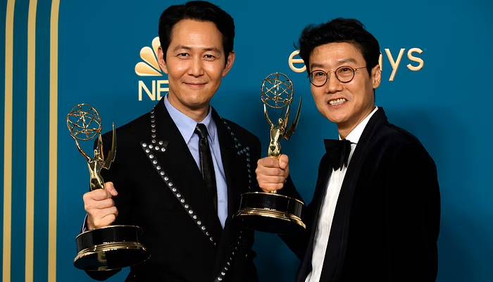 squid games director Hwang Dong-hyuk and star Lee Jung-jae won emmy award