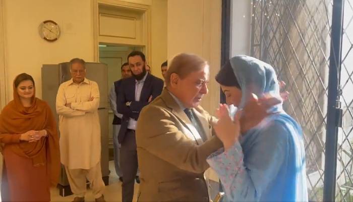  شہباز شریف مریم نواز کو گلے لگا کر آبدیدہ ، جذباتی مناظر