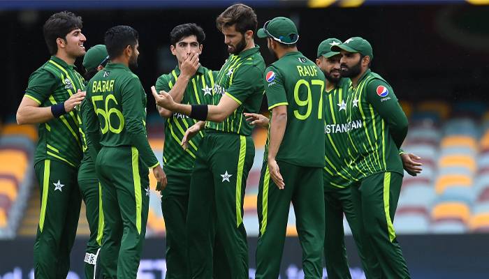  پاکستان نے  2.2 اوورز میں  19 رنز بنا  لیے تھ