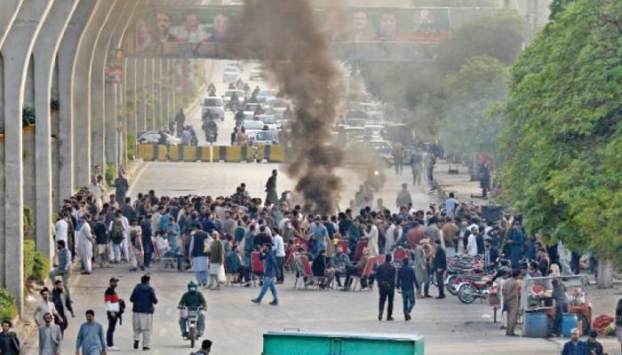 راولپنڈی میں تحریک انصاف کادھرناجاری،موٹروے،تعلیمی ادارے بند