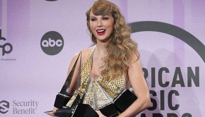 taylor swift won artist of the year award