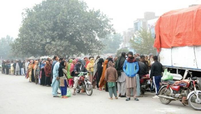 سستا آٹا غریب عوام کیلئے ایک خواب، لمبی قطاروں میں شہری خوار 