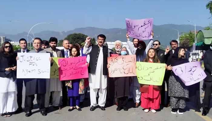 تحریک انصاف کا اعظم سواتی کے حق میں سپریم کورٹ کے باہر احتجاج کا اعلان