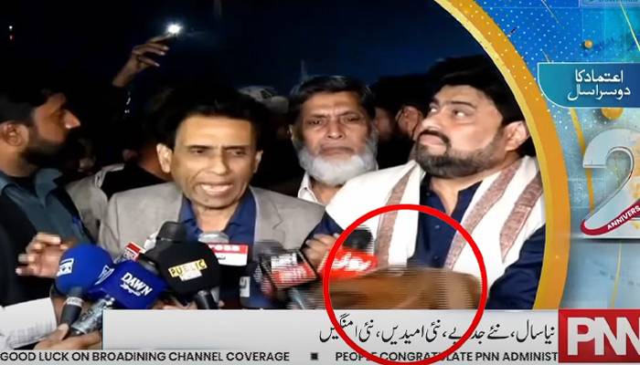  نئے سال پر گورنر سندھ کو جوتا پڑ گیا، ویڈیو وائرل