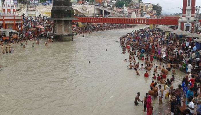 PAKI HINDUS IMMERSE ASHES TO GANGES