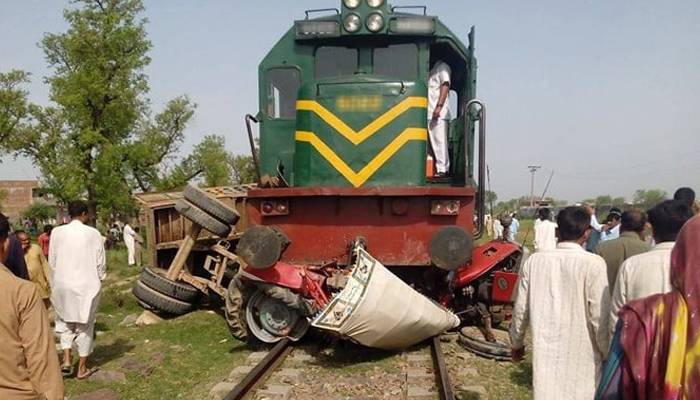 کمالیہ: دھند کے باعث ٹریکٹر ٹرالی ٹرین سے ٹکرا گئی، ڈرائیور سمیت 4 زخمی 