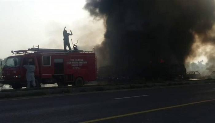 مٹیاری: پٹرول پمپ پر کھڑے 2 آئل ٹینکر میں آتشزدگی، 1 شخص زخمی 