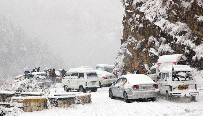 آزادکشمیرکے مختلف اضلاع میں برفباری سے رابطہ سڑکیں بند  