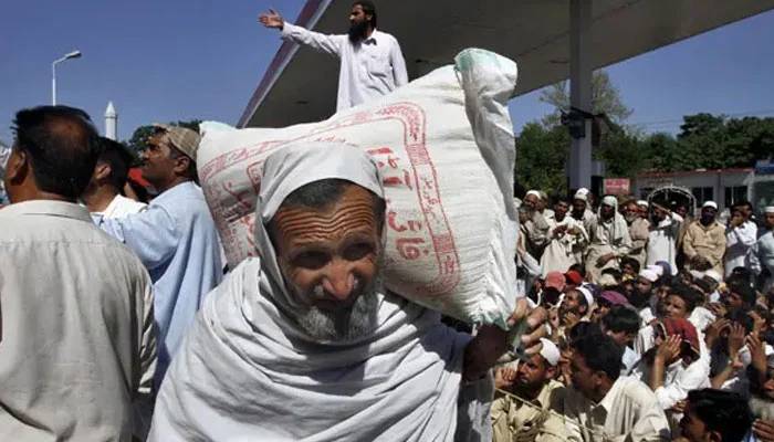  خانیوال: سردی میں آٹے کی لائن میں لگا شخص کی جان بازی ہار گیا