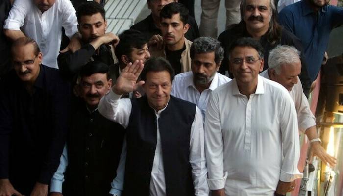 عمران خان کے قافلے سے مشکوک شخص سے پستول برآمد 