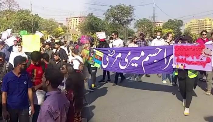 لاہور: عورت مارچ کی جانب سے حقوق نسواں ریلی کا انعقاد، خواتین کی بڑی تعداد میں شرکت