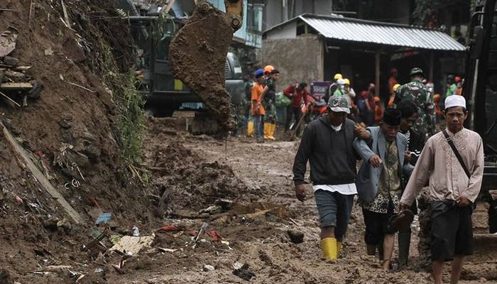 indonesia landsliding 32 killed