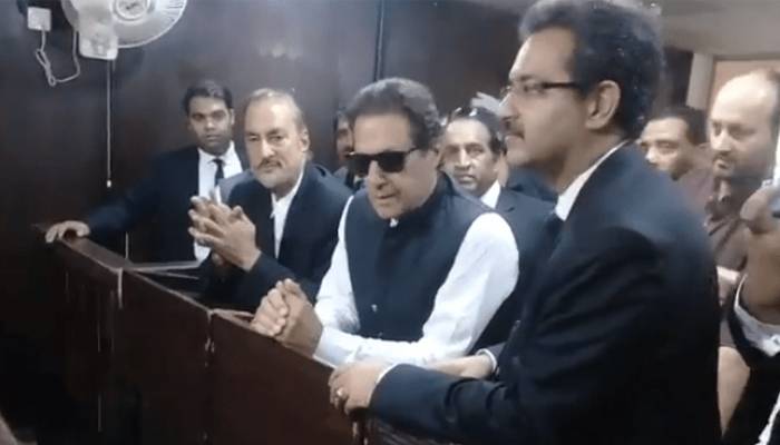  خاتون جج کو دھمکانے کا کیس،عمران خان کے وارنٹ گرفتاری معطل 