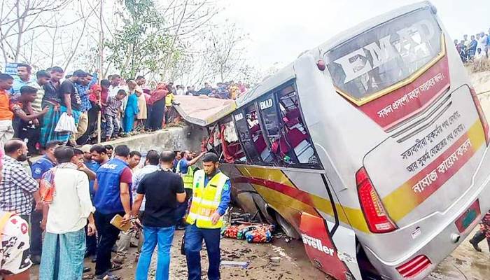 بنگلادیش میں تیزرفتاربس حادثے کاشکار،17افرادہلاک 