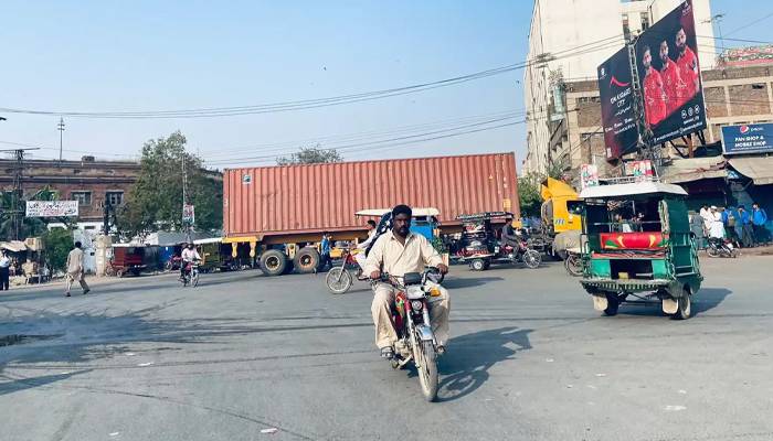 لاہور: پی ٹی آئی کا جلسہ، شہر کے داخلی راستے کنٹینرز لگا کر بند