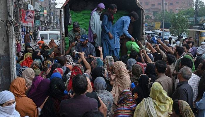 مفت آٹے کیلئے دھکے کھانیوالا شہری آٹا ملتے ہی جان کی بازی ہار گیا