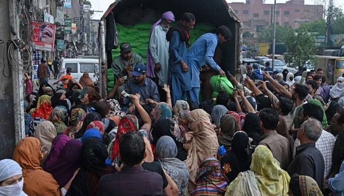 بارش کے باعث مفت آٹا فراہمی کا آپریشن معطل