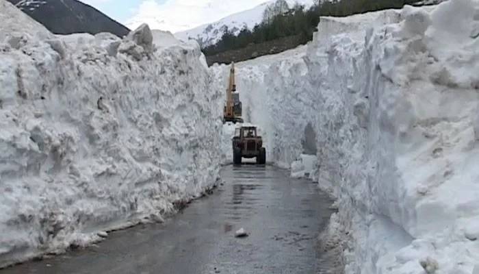 شاہراہِ کاغان کو گلیشئرز کاٹ کر ناران تک ٹریفک کیلئے کھول دیا گیا