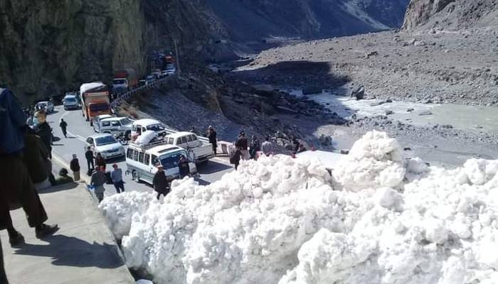 مانسہرہ: ناران کے قریب ایک اور برفانی تودہ گرگیا،شہری محصور