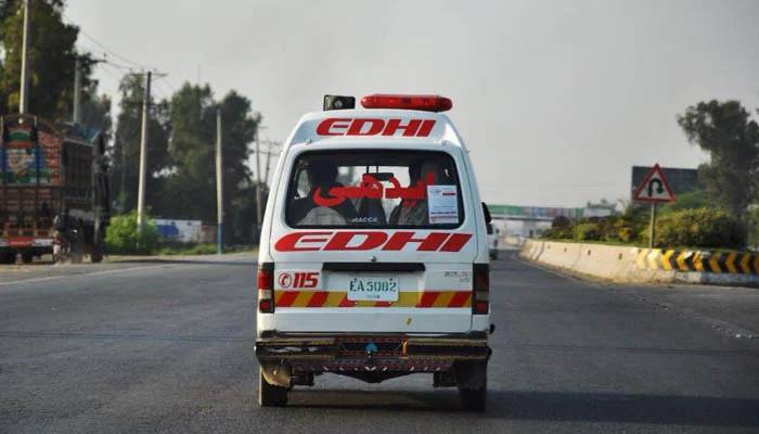 کراچی: 3 گاڑیوں کی ٹکر، 1 خاتون جاں بحق