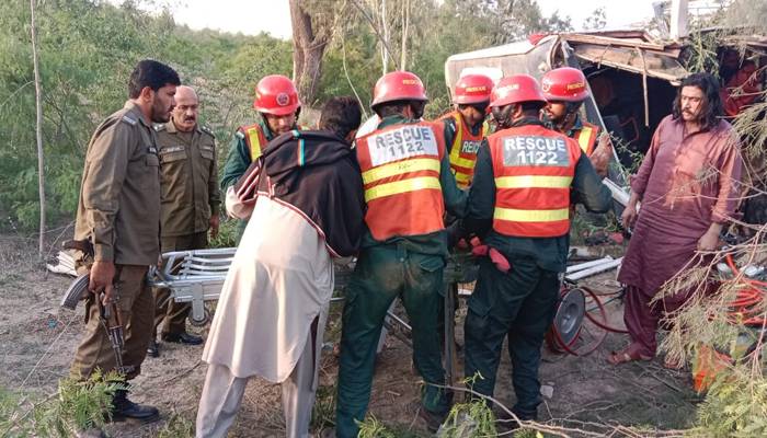 میانوالی: نجی کمپنی کی بس الٹنے سے 1 شخص جاں بحق