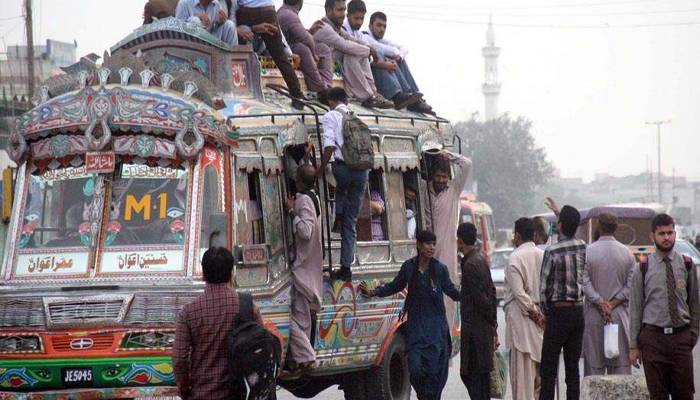  حکومت کی پبلک ٹرانسپورٹرز کو کرایوں میں کمی کرنے کی ہدایت