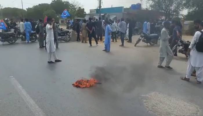 جامعہ کراچی: سادہ لباس اہلکاروں کا دھاوا، طالبعلم اغواء، طلباء کا احتجاج