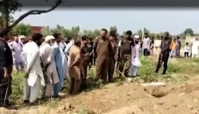 ظفروال : قبر سے بزرگ خاتون کی لاش نکال کربے حرمتی