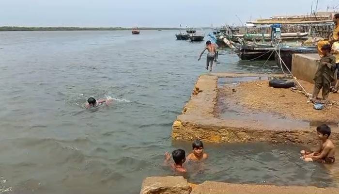  ریڑھی گوٹھ میں بچے سمندری طوفان بائپر جوائے سے لطف اندوز ہونے لگے