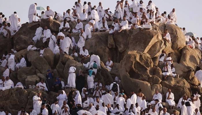 حجاج کرام مزدلفہ میں رات گزار کر منیٰ کیلئے روانہ