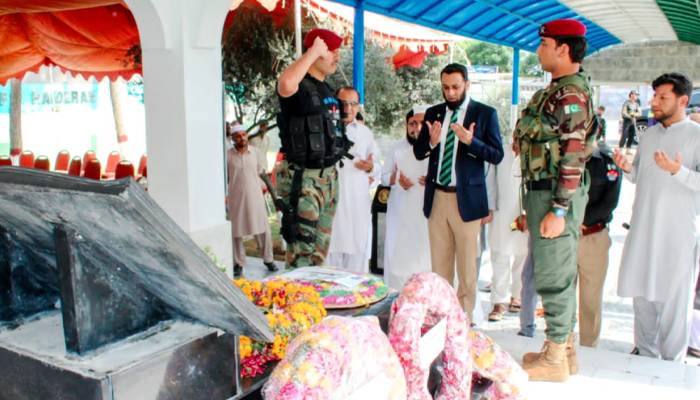 معاون خصوصی عطاتارڑ کی   کیپٹن شہید کرنل شیر  خان کےمزارپرحاضری،فاتحہ خوانی