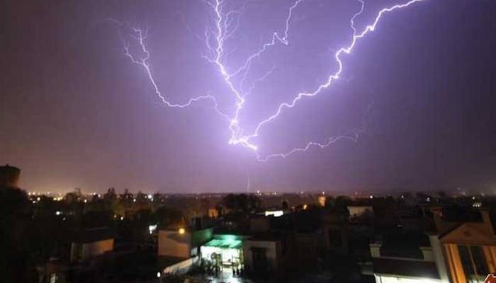  بہاولنگر: آسمانی بجلی گھر پر گرنے سے گھریلو سامان خاکستر