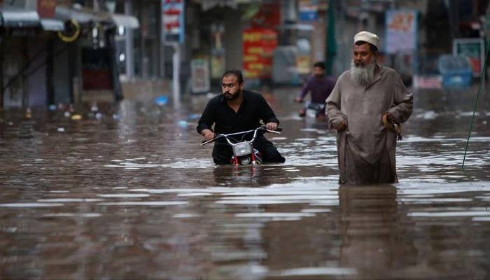 چونیاں طوفانی بارش سے ڈوب گیا، مساجد میں اذانیں اور دعائیں