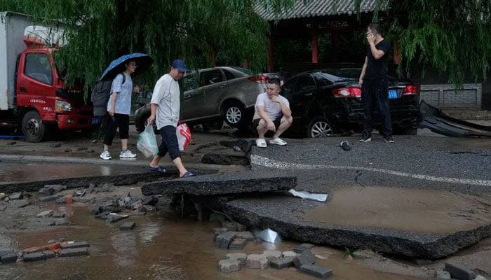 چین:سمندری طوفان نے تباہی مچادی،سڑکیں دریاؤں میں بدل گئیں