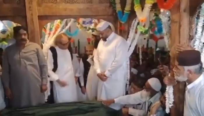 سجادہ نشینی کی جنگ،مرید حسین قریشی اپنے بھتیجے زین قریشی سےالجھ پڑے