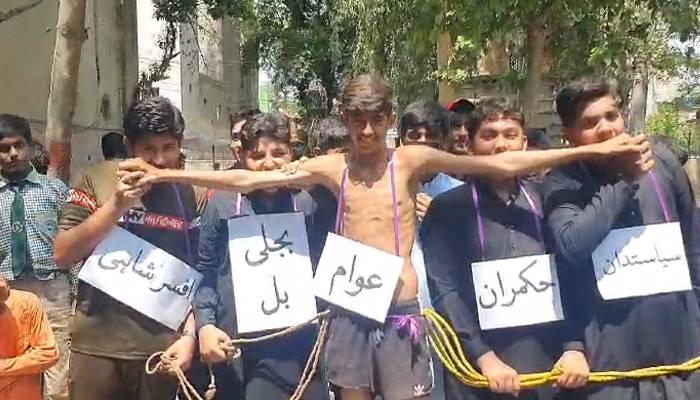 بجلی بلز کیخلاف بچوں اور بڑوں کا ملک گیر احتجاج، بل جلا دیے