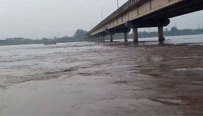 دریائے ستلج میں سیلاب،زمینی رابطہ منقطع،نقل مکانی کی کوشش میں 6افرادڈوب گئے