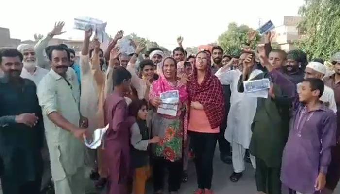  جلالپور بھٹیاں :بجلی کے بلوں میں  اضافے کے خلاف خواجہ سراوں کااحتجاج