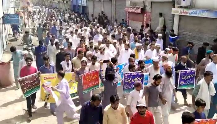 لاہور: بجلی بلوں نےعوام کا پارہ ہائی کردیا، ٹائر جلاکر احتجاج، کینال روڈ بلاک