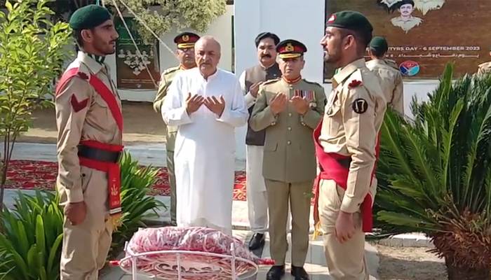 یوم دفاع: میجر عزیزبھٹی شہید کے مزار پر تقریب، پاک فوج کے چاق وچوبند دستے کی حاضری