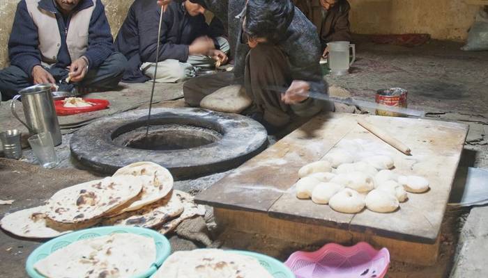 لاہور: تندور بھی چوروں کے نشانے پر، آٹے کے تھیلے نقدی لیکر فرار