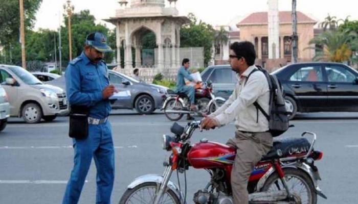 بغیر ہیلمٹ موٹر سائیکل چلانےکاجرمانہ بڑھادیاگیا