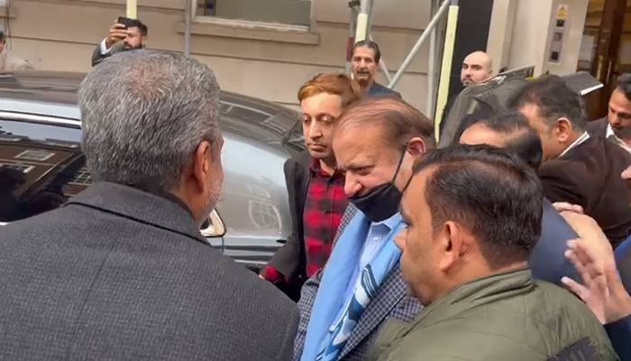 سابق وزیراعظم نوازشریف سعودی عرب جانےکیلئےایئرپورٹ روانہ 