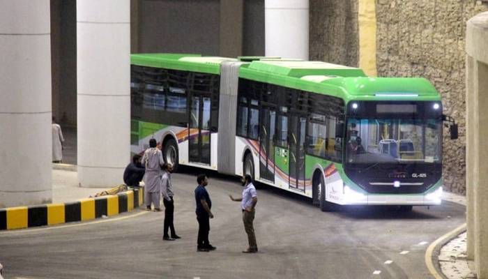 پیپلز بس سروس کی مزید 30 بسیں کراچی پہنچ گئیں